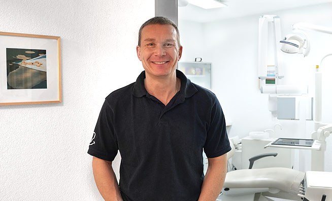 Dr. Thomas Häusler in der Praxis